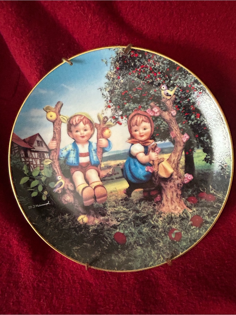 Hummel White Collector Plate Apple plate Backstamp with Gold Hanger